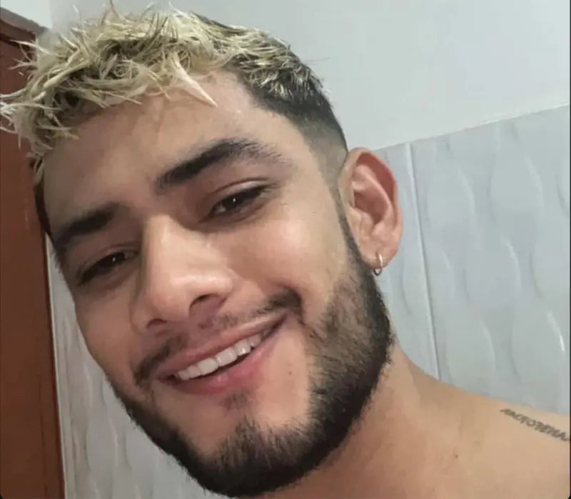 Cliente con barba densa después del tratamiento